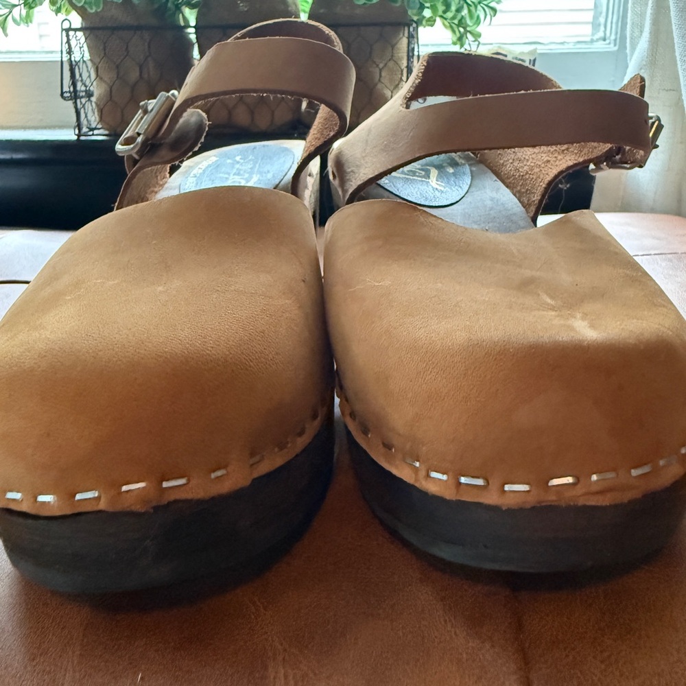 EUC Lotta from Stockholm Highwood Clogs in Oiled Nubuck - Picture 5 of 9